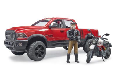 RAM 2500 s motorkou Ducati a řidičem Bruder 2502