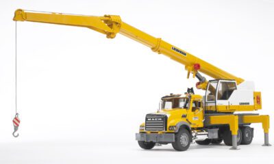 Nákladní automobil MACK Granite a jeřáb Bruder Liebherr 2818