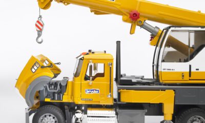 Nákladní automobil MACK Granite a jeřáb Bruder Liebherr 2818