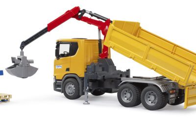 Scania sklápěčka při vyklápění korby.