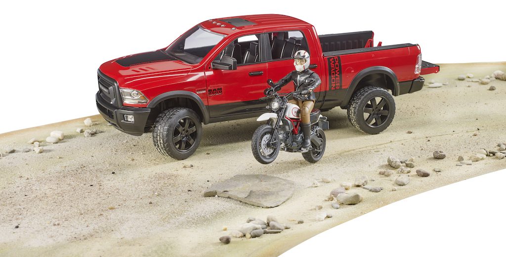 RAM 2500 s motorkou Ducati a řidičem - Bruder 02502 2 RAM 2500 s motorkou Ducati a řidičem - Bruder 02502 - Obrázek 2