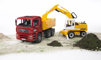 Sklápěčka MAN TGA s bagrem Liebherr - Bruder 2751