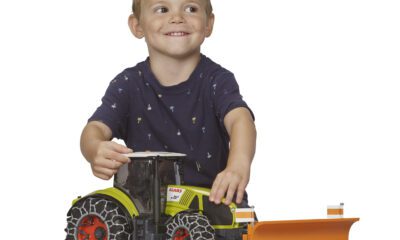 Bruder 3018 Traktor Claas Axion 950 se sněžnou radlicí a řetězy