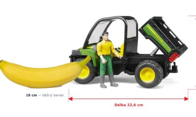 John Deere Gator 855D s řidičem - Bruder 02490 — skutečná velikost 22,6 × 11,3 × 14 cm, porovnání s banánem