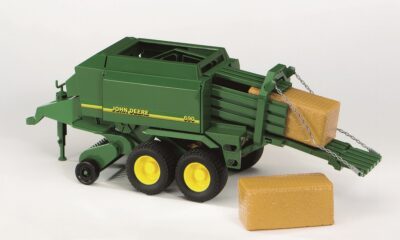 Jonhn Deere balíkovač - Bruder 2017