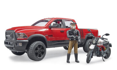 RAM 2500 s motorkou Ducati a řidičem Bruder 2502