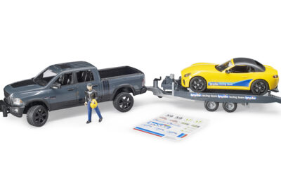 RAM 2500 a závodní roadster Bruder 2504