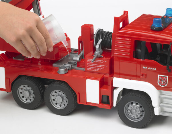 Hasičské auto s jeřábem MAN TGA - Bruder 02771 - Obrázek 3