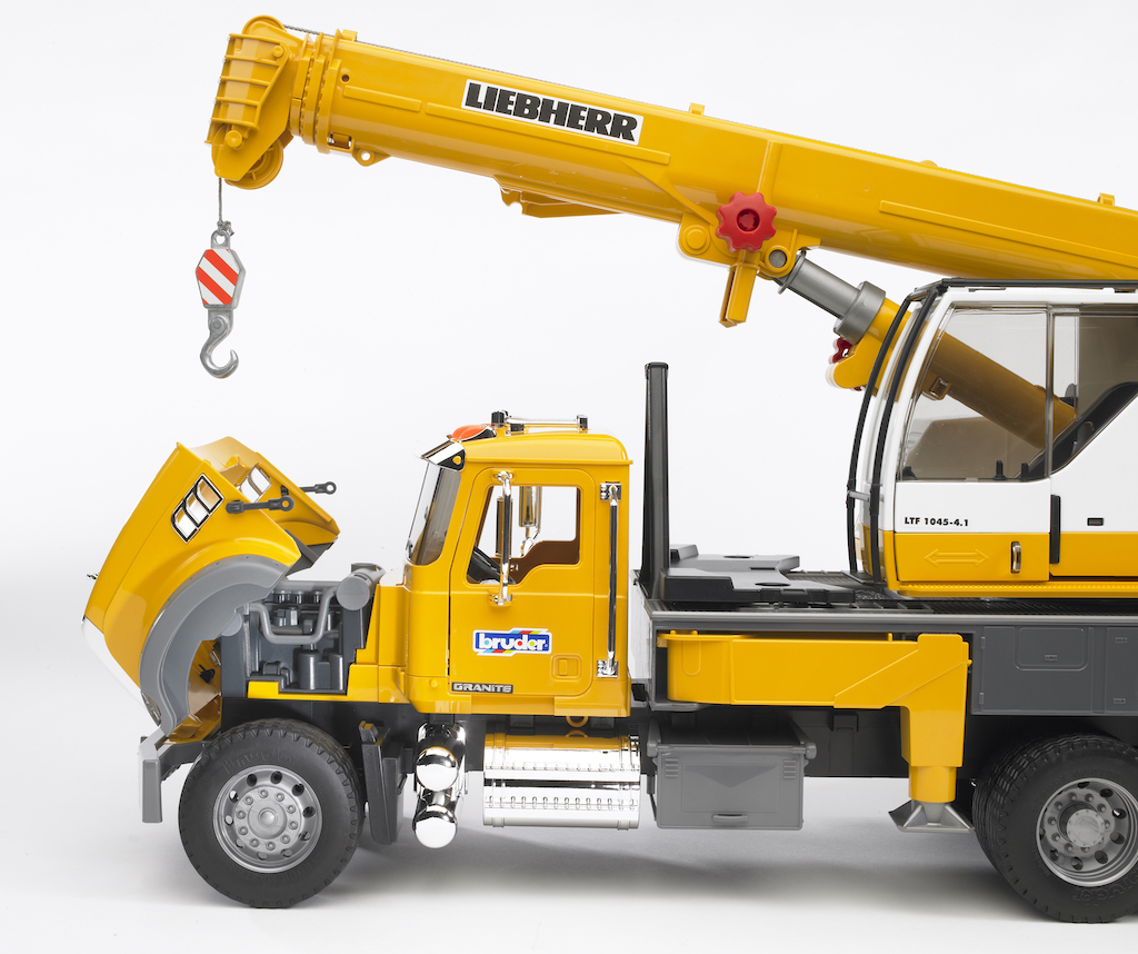 Nákladní automobil MACK Granite a jeřáb Bruder Liebherr 2818