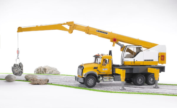 Nákladní automobil MACK Granite s jeřábem Liebherr - Bruder 02818 - Obrázek 2
