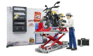 bworld Motodílna s mechanikem a motorkou Ducati Scrambler - Bruder 62102