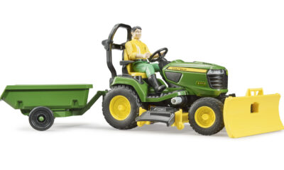 bworld Zahradní traktor John Deere s figurkou a příslušenstvím - Bruder 62104
