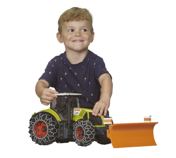Bruder 3018 Traktor Claas Axion 950 se sněžnou radlicí a řetězy
