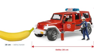 Hasičské auto Jeep Wrangler s hasičem - Bruder 02528 — skutečná velikost 28 × 13,8 × 15,3 cm, porovnání s banánem