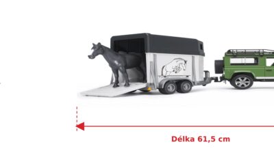 Land Rover s přívěsem na koně - Bruder 02592 — skutečná velikost 61,5 × 14 × 18,5 cm, porovnání s banánem