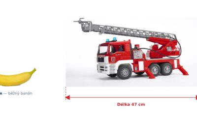 Hasičské auto s jeřábem MAN TGA - Bruder 02771 — skutečná velikost 47 × 17,5 × 24,2 cm, porovnání s banánem