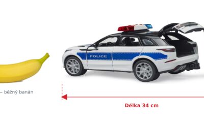 Policejní auto Range Rover Velar s policistou - Bruder 02890 — skutečná velikost 34 × 14,3 × 13 cm, porovnání s banánem