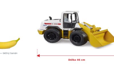 Kolový nakladač XL 5000 - Bruder 03412 — skutečná velikost 46 × 17,5 × 22 cm, porovnání s banánem