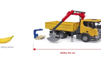 Nákladní auto Scania Super 560R s jeřábem a paletami - Bruder 03551 — skutečná velikost 55 × 18,5 × 27 cm, porovnání s banánem