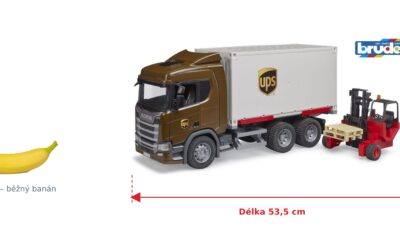 Nákladní auto UPS Scania Super 560R - Bruder 03582 — skutečná velikost 53,5 × 18,5 × 26,5 cm, porovnání s banánem