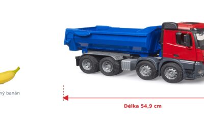 Sklápěč MB Arocs - Bruder 03621 — skutečná velikost 54,9 × 18,8 × 22,5 cm, porovnání s banánem