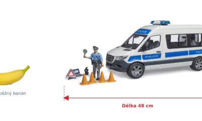 Policejní MB Sprinter s policistou - Bruder 02683 — skutečná velikost 48 × 16 × 21 cm, porovnání s banánem