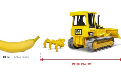 Malý buldozer CAT - Bruder 02443 — skutečná velikost 30,3 × 14,6 × 15,8 cm, porovnání s banánem