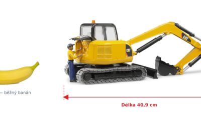 CAT pásový mini bagr s řidičem - Bruder 02466 — skutečná velikost 40,9 × 16,3 × 18 cm, porovnání s banánem