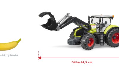 Traktor Claas Axion 950 s čelním nakladačem - Bruder 03013 — skutečná velikost 44,5 × 18 × 20,5 cm, porovnání s banánem