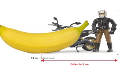 motorka Ducati Scrambler Desert Sled s řidičem - Bruder 63051 — skutečná velikost 14,5 × 6,5 × 8,5 cm, porovnání s banánem