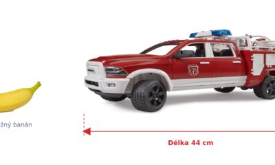 Hasičské auto RAM 2500 - Bruder 02544 — skutečná velikost 44 × 17 × 17 cm, porovnání s banánem