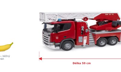 Hasičské auto s jeřábem Scania Super 560R - Bruder 03591 — skutečná velikost 59 × 20 × 27,5 cm, porovnání s banánem