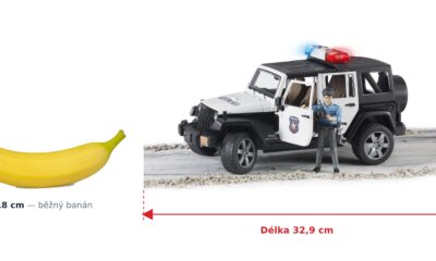 Policejní Jeep Wrangler s policistou - Bruder 02526 — skutečná velikost 32,9 × 14,4 × 16,2 cm, porovnání s banánem