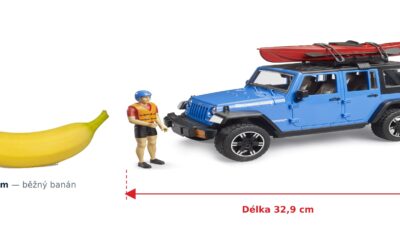 Jeep Wrangler Rubicon s kajakem a figurkou - Bruder 02529 — skutečná velikost 32,9 × 14,4 × 14,2 cm, porovnání s banánem
