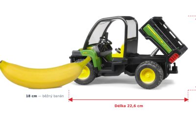 John Deere Gator 855D - Bruder 02491 — skutečná velikost 22,6 × 11,3 × 14 cm, porovnání s banánem