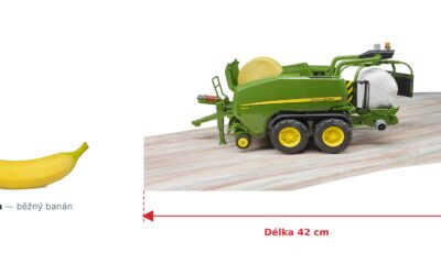 John Deere balíkovač s obalovačem - Bruder 02032 — skutečná velikost 42 × 19 × 20 cm, porovnání s banánem
