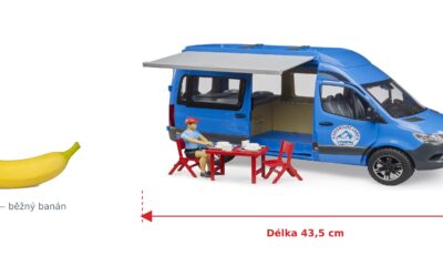 Kempingový MB Sprinter s řidičem a příslušenstvím - Bruder 02684 — skutečná velikost 43,5 × 16,3 × 19,7 cm, porovnání s banánem