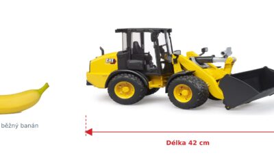 Kolový nakladač CAT - Bruder 02485 — skutečná velikost 42 × 15,2 × 17,6 cm, porovnání s banánem