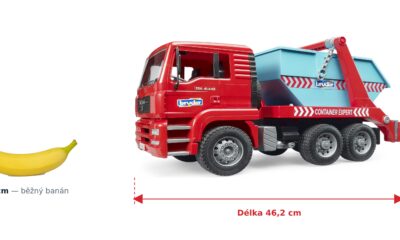 Kontejnerový vůz MAN TGA - Bruder 02741 — skutečná velikost 46,2 × 17,5 × 24,5 cm, porovnání s banánem