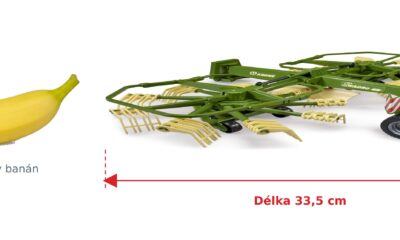 Shrnovač sena Krone - Bruder 02216 — skutečná velikost 33,5 × 45 × 8,5 cm, porovnání s banánem