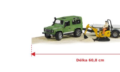 Land Rover s řidičem, přívěsem a minibagrem JCB - Bruder 02593 — skutečná velikost 60,8 × 16,6 × 15,3 cm, porovnání s banánem