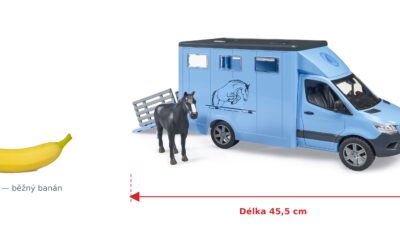 Přeprava koní MB Sprinter - Bruder 02674 — skutečná velikost 45,5 × 17 × 22 cm, porovnání s banánem