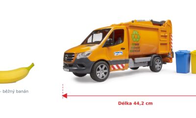 MB Sprinter komunální popelářský vůz - Bruder 02682 — skutečná velikost 44,2 × 16,5 × 19,8 cm, porovnání s banánem