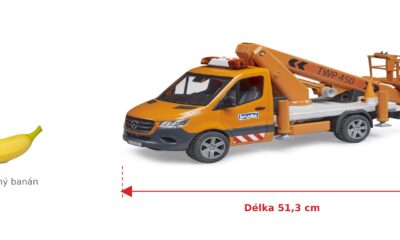 MB Sprinter s houkačkou a servisní plošinou - Bruder 02679 — skutečná velikost 51,3 × 15,7 × 20 cm, porovnání s banánem