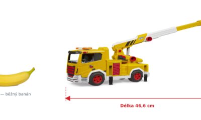 Nákladní žlutý jeřáb Roadmax - Bruder 03471 — skutečná velikost 46,6 × 17 × 22,6 cm, porovnání s banánem