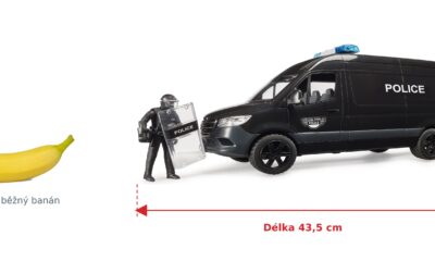 Policejní MB Sprinter s policistou těžkooděncem - Bruder 02685 — skutečná velikost 43,5 × 16,3 × 18,5 cm, porovnání s banánem