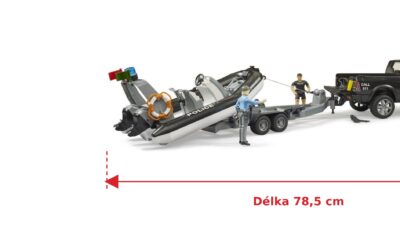 Policejní vůz RAM 2500 s policistkou a potápěčem - Bruder 02507 — skutečná velikost 78,5 × 17 × 20,7 cm, porovnání s banánem