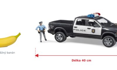 Policejní vůz RAM 2500 s policistou - Bruder 02505 — skutečná velikost 40 × 17 × 15 cm, porovnání s banánem