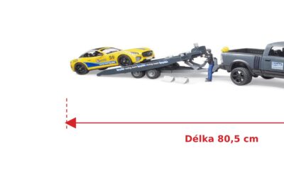 RAM 2500 a závodní roadster - Bruder 02504 — skutečná velikost 80,5 × 17 × 15 cm, porovnání s banánem