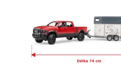 RAM 2500 s přívěsem na koně - Bruder 02501 — skutečná velikost 74 × 17 × 18,5 cm, porovnání s banánem